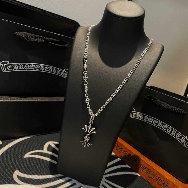 Ch*0me He**ts necklaces